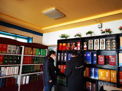 新右旗市場監(jiān)管局(知識產(chǎn)權(quán)局)開展酒類市場打假治劣專項執(zhí)法行動